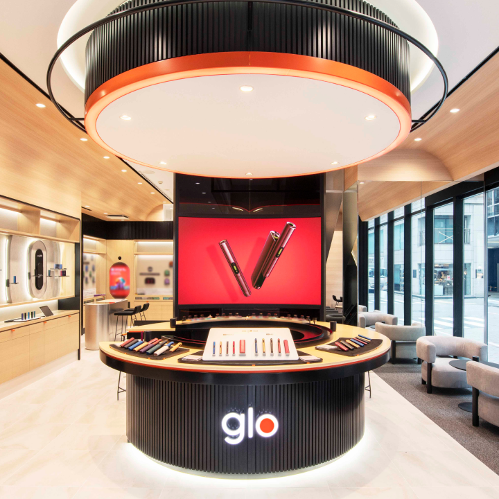 グロー・ストア銀座に新作加熱式たばこグロー・ヒーロをお持ちいただくと、印刷サービスでデバイスをカスタムできます。